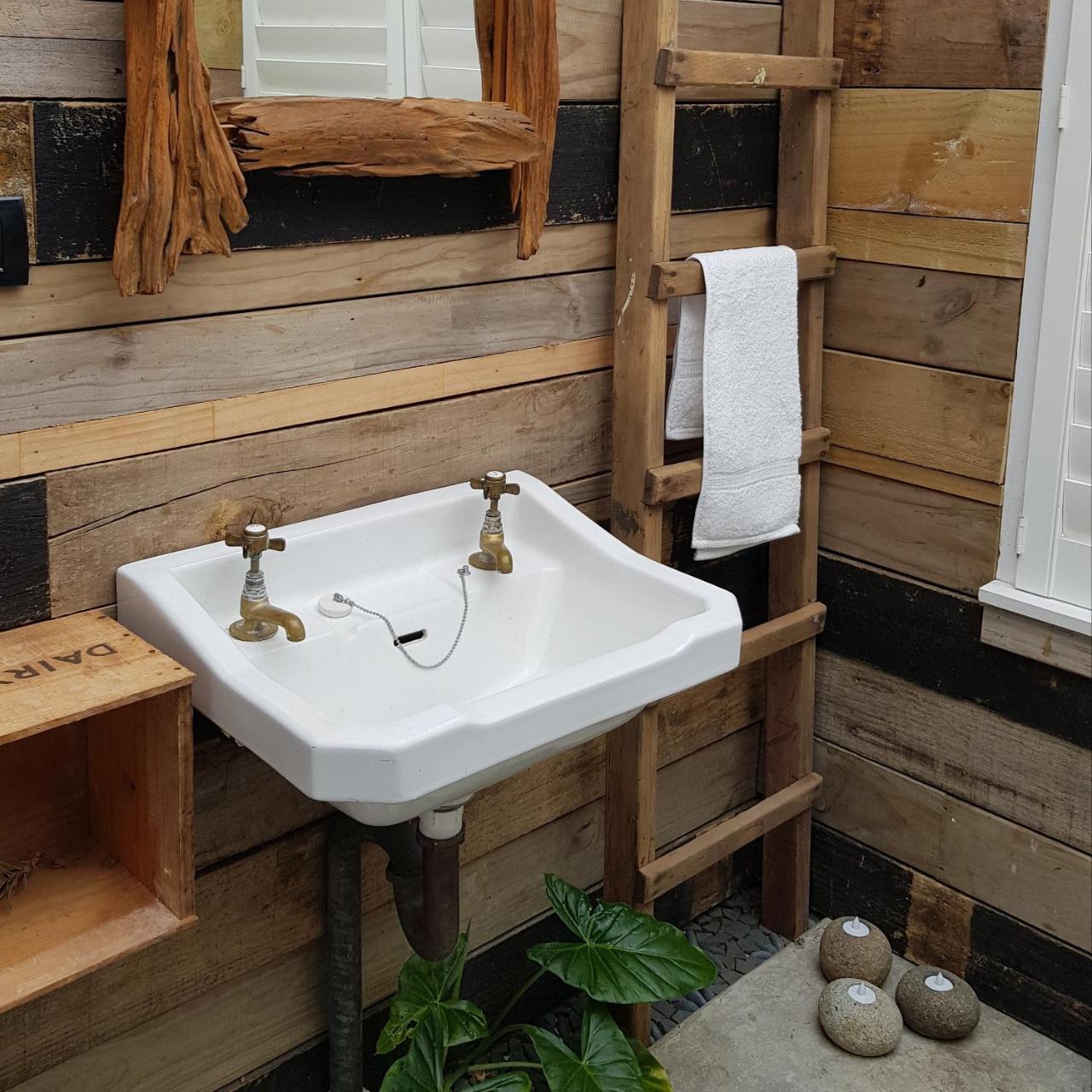 The Log Cabin & Packing Shed Villa Уаихи Екстериор снимка